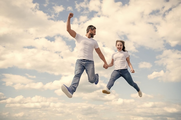 Feliz pai e filha pulam no céu