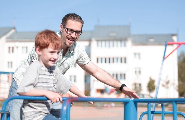 Feliz pai e filho pequeno no Playground