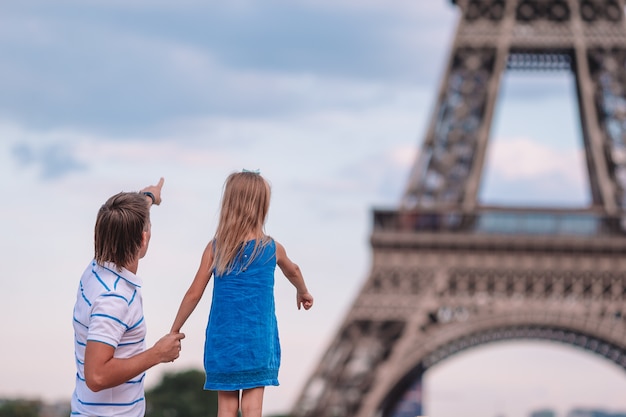 Feliz, pai, e, pequeno, adorável, menina, viajando, em, paris, perto, torre eiffel