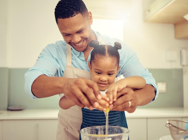 Feliz pai negro e filha assando em uma cozinha se divertindo sendo brincalhão e se relacionando Pai carinhoso ensinando crianças a cozinhar e habilidades domésticas preparar um lanche ou refeição saudável e saboroso juntos