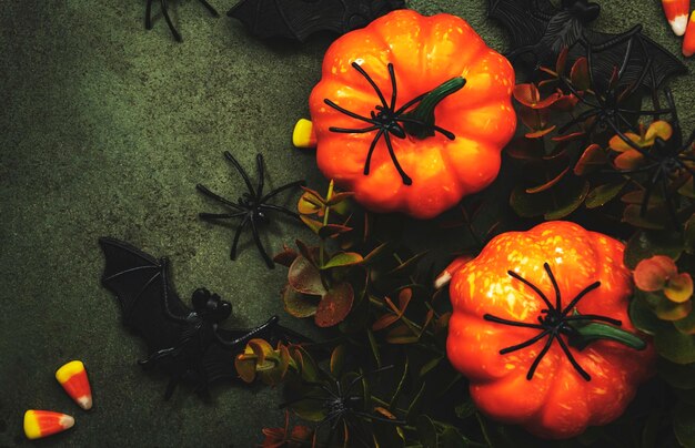 Feliz pântano de Halloween fundo verde com abóboras morcegos aranhas milho doce com espaço de cópia