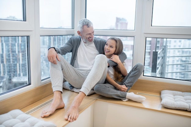 Feliz papá e hija charlando en casa