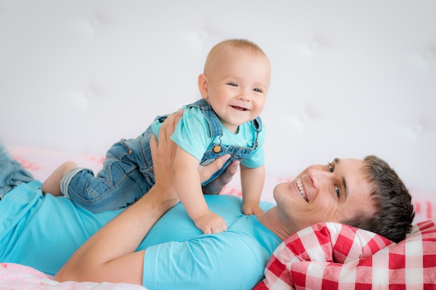 Feliz papá e hijo divirtiéndose en casa