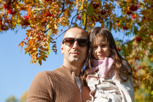 Feliz papá y niño en el parque otoño