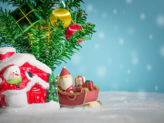 Feliz Papá Noel con caja de regalos en el trineo de nieve yendo a casa