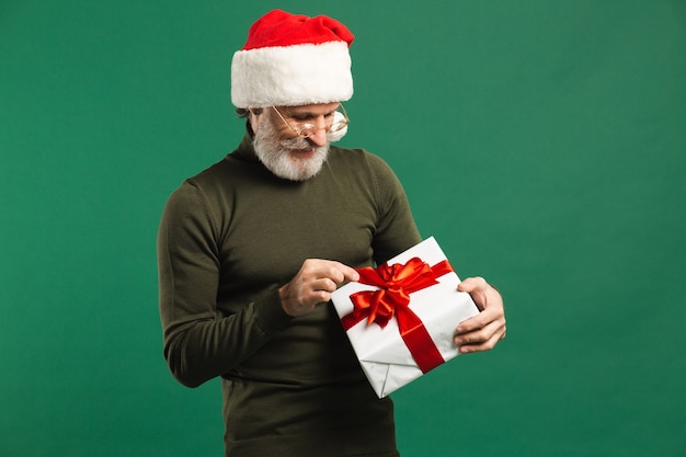 Feliz Papai Noel barbudo moderno segurando um presente