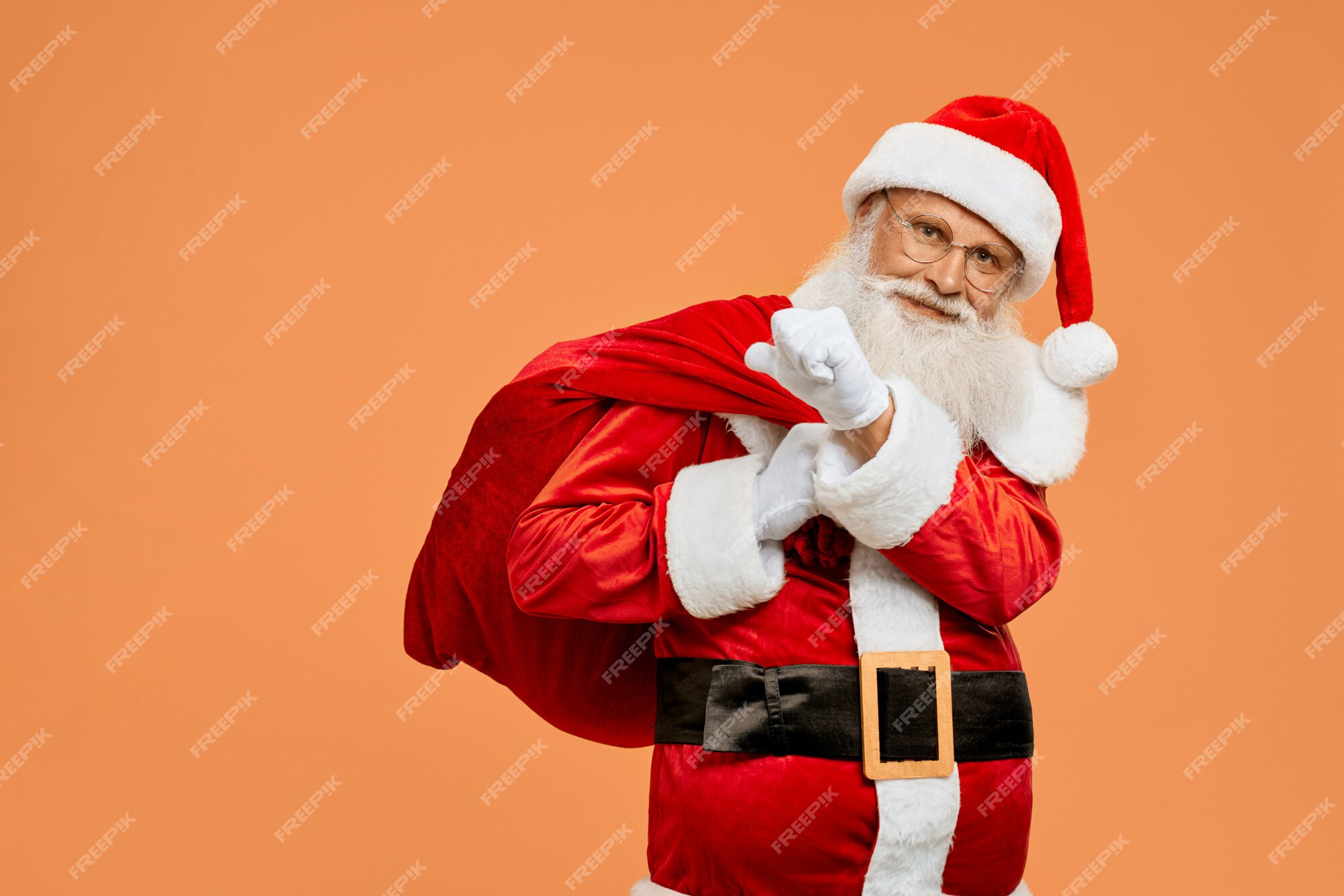 Feliz papai noel carregando grande saco vermelho cheio de presentes | Foto  Premium