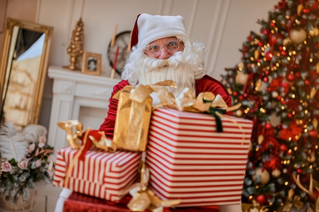 Feliz Papai Noel trouxe muitos presentes para as crianças. Conceito de feriados de ano novo e feliz natal