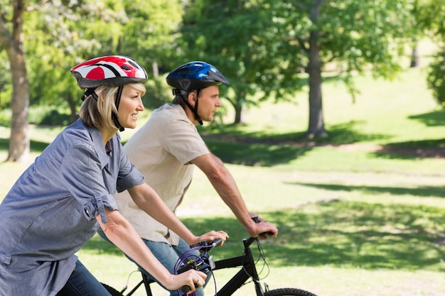 Feliz par de ciclismo no parque