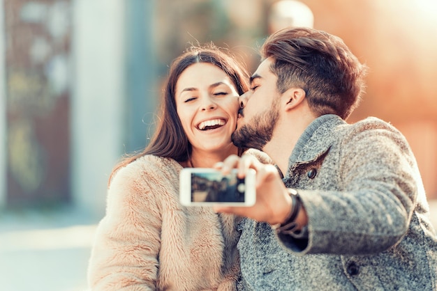 Foto feliz, par jovem, parque