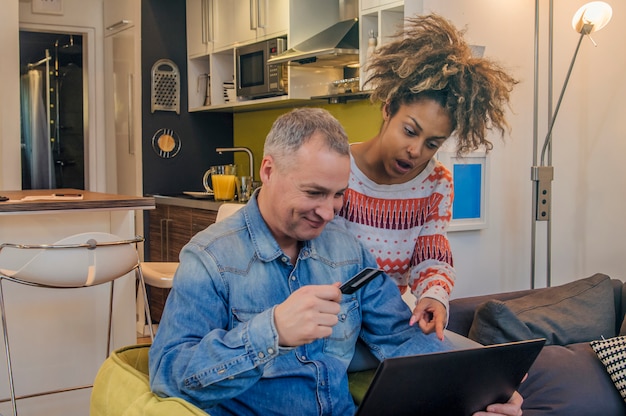 Foto feliz par sortudo procurando e comprando on-line com cartão de crédito em casa, compras on-line, pessoas que compram novo presente no site de comércio eletrônico