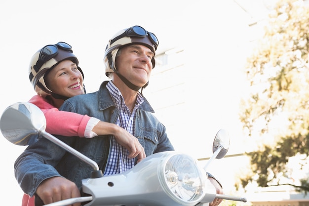 Feliz, par velho, montando, um, moped