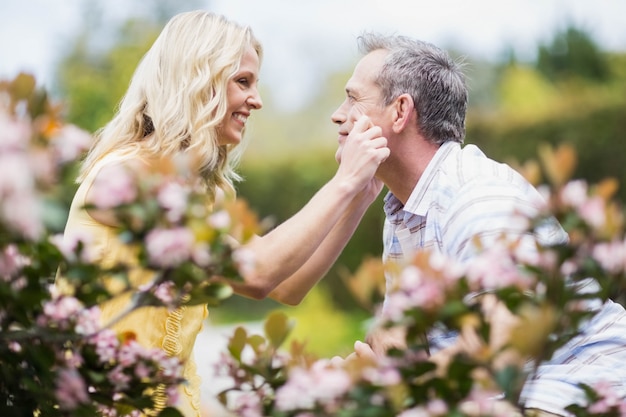 Feliz pareja abrazándose afuera