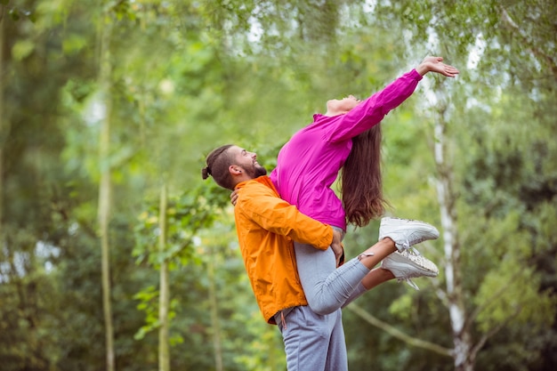 Feliz pareja abrazándose en caminata