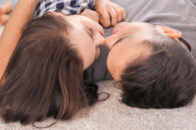 Feliz pareja abrazándose en el piso