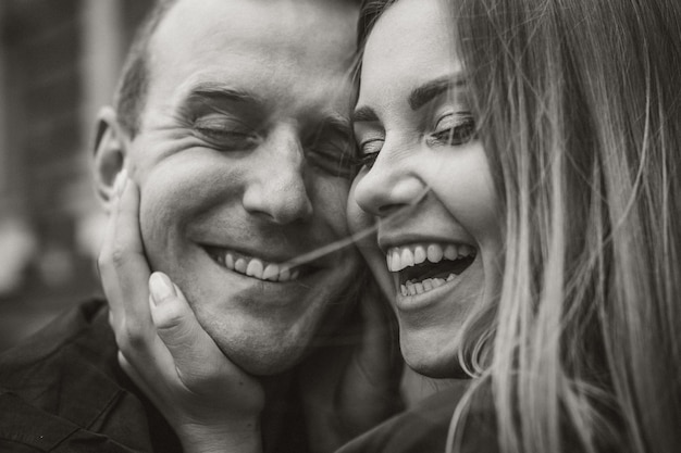 Feliz pareja abrazándose y sonriendo. Retrato de un chico y una chica con una sonrisa en sus rostros.