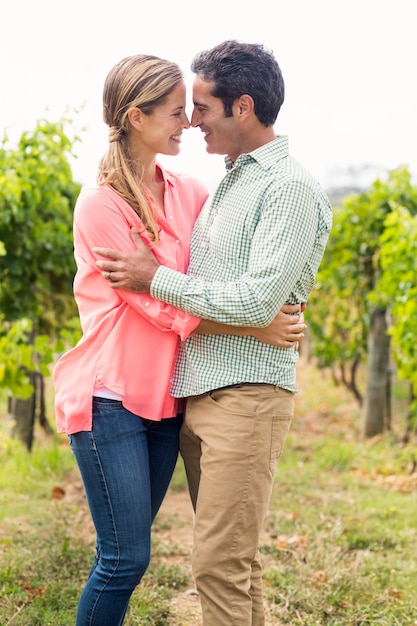 Feliz pareja abrazándose