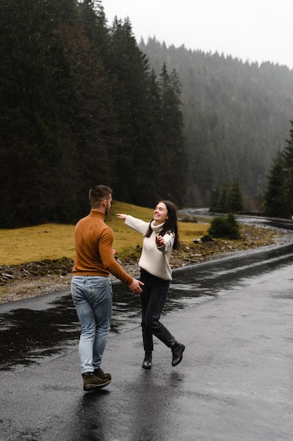 Foto feliz pareja abrazándose