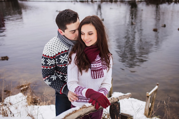 Feliz pareja abrazándose