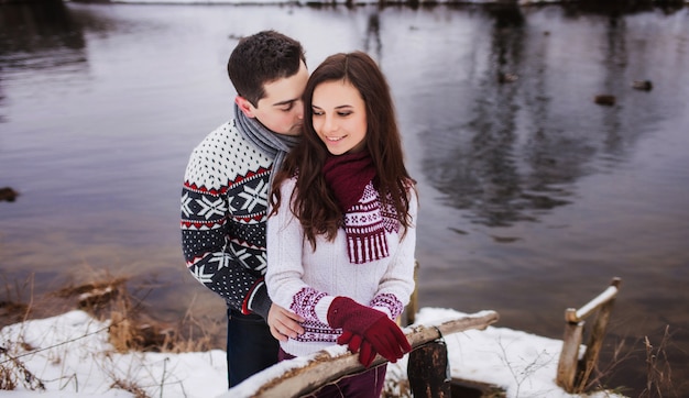 Feliz pareja abrazándose