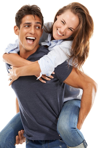 Foto feliz pareja abrazo y a cuestas para el cuidado del amor o la compasión en un fondo de estudio blanco un hombre guapo y una mujer joven sonríen disfrutando de un viaje de regreso para el afecto romántico o la relación divertida juntos