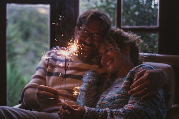 Feliz pareja adulta celebra con amor en casa en vacaciones de invierno