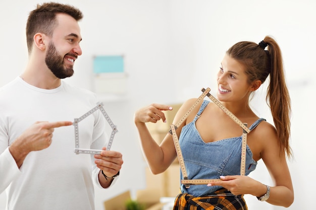 Feliz pareja adulta mudarse o entrar a casa nueva