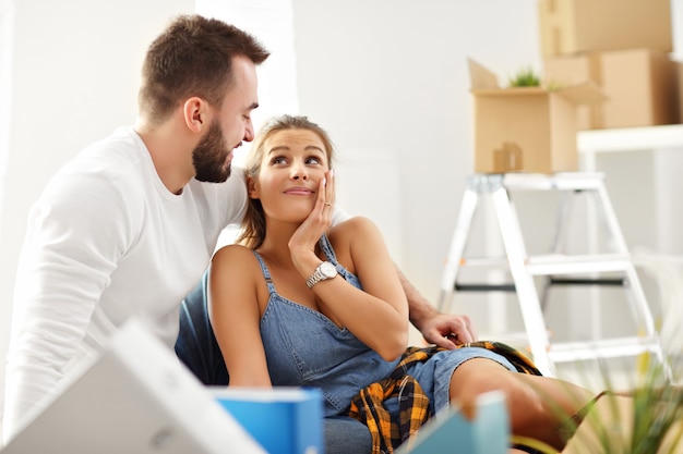 Feliz pareja adulta mudarse o entrar a casa nueva