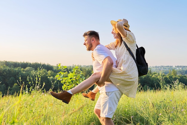 Feliz pareja adulta riendo divirtiéndose al aire libre naturaleza cielo fondo