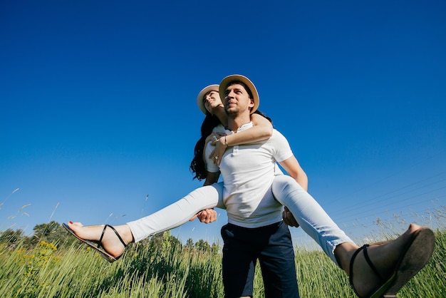 Feliz pareja de adultos jóvenes tumbados en el césped Pareja enamorada Concepto de libertad Concepto de vida Historia de amor romántica Hora de verano