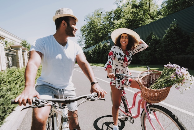 Feliz pareja afroamericana ciclismo concepto de fecha