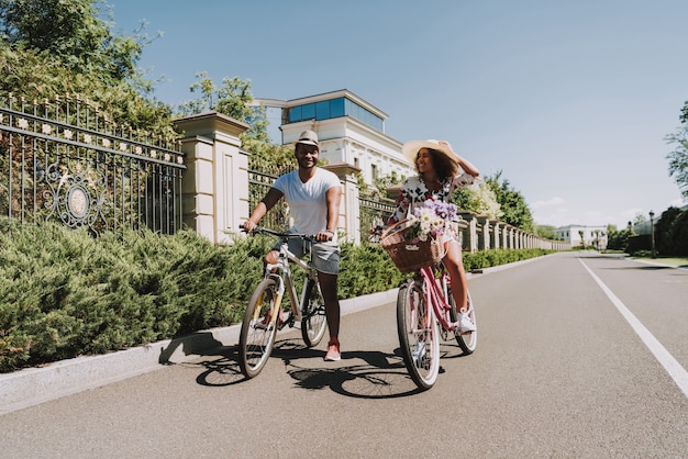 Feliz pareja afroamericana. Concepto de fecha de ciclismo.