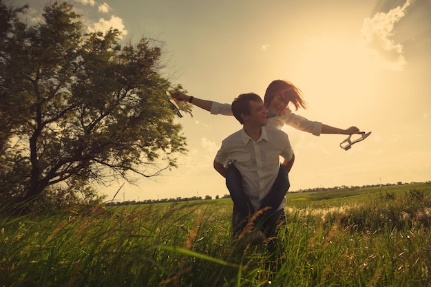 Foto feliz pareja al aire libre, verano, foto teñida