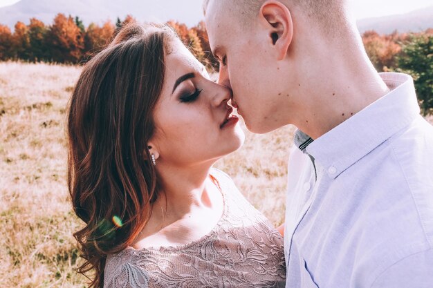 Feliz pareja al aire libre