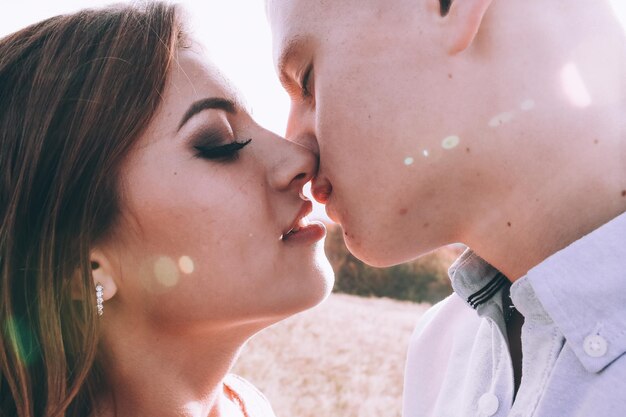 Feliz pareja al aire libre