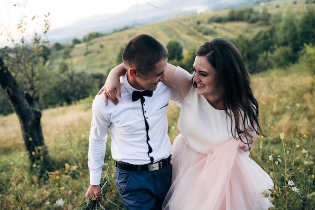 Feliz pareja al aire libre