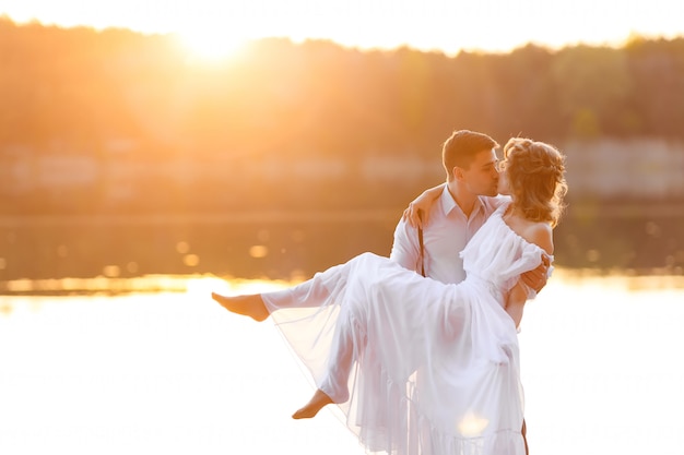 Feliz pareja al atardecer