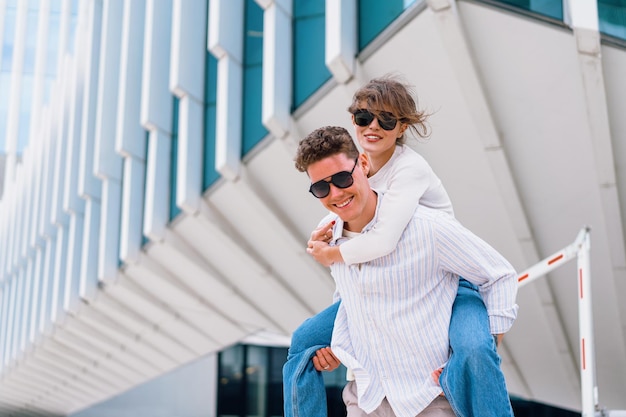 Feliz pareja alegre en gafas de sol