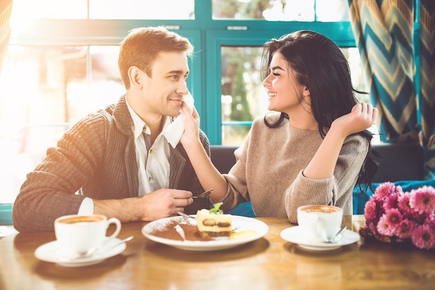 La feliz pareja almorzando en un restaurante