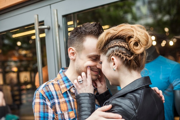 Feliz pareja amorosa para una cita abrazándose