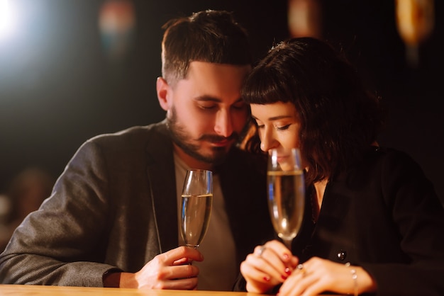 Feliz pareja amorosa disfrutando de tomar una copa juntos en el bar Celebración de fiestas Noche romántica