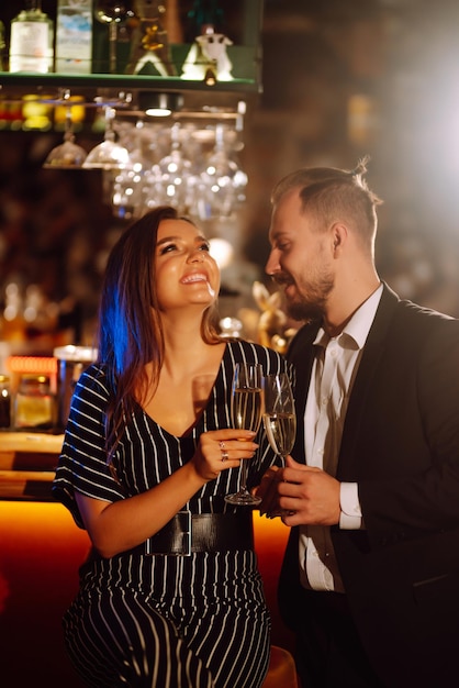 Feliz pareja amorosa disfrutando de tomar una copa juntos en el bar Celebración de fiestas Noche romántica