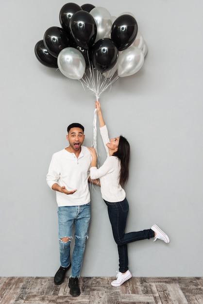 Foto feliz pareja amorosa con globos.