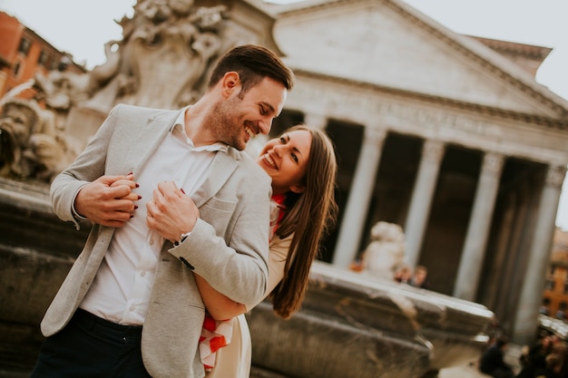 Feliz pareja amorosa, hombre y mujer viajando en vacaciones en Roma, Italia