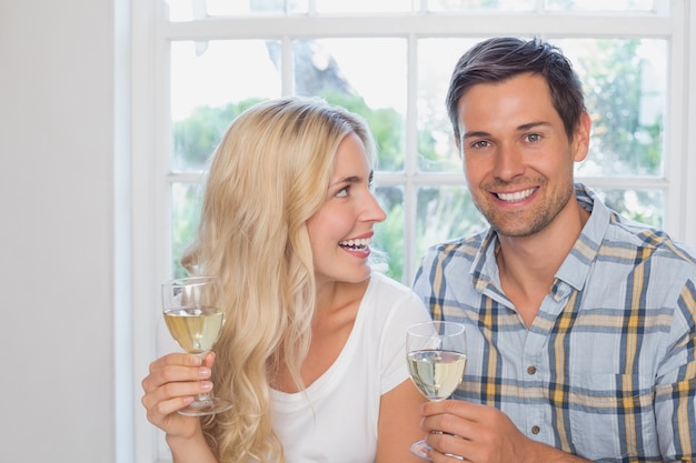 Feliz pareja amorosa joven con copas de vino