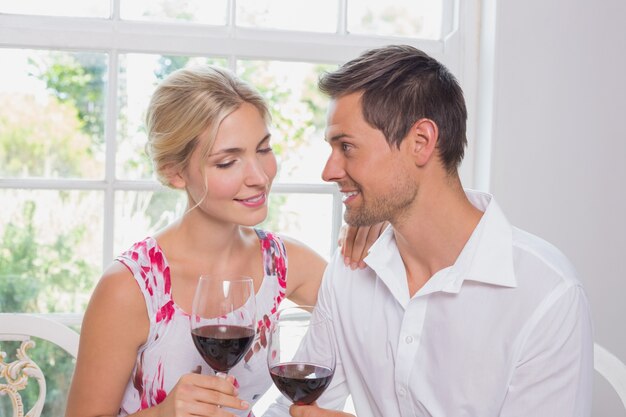 Feliz pareja amorosa joven con copas de vino