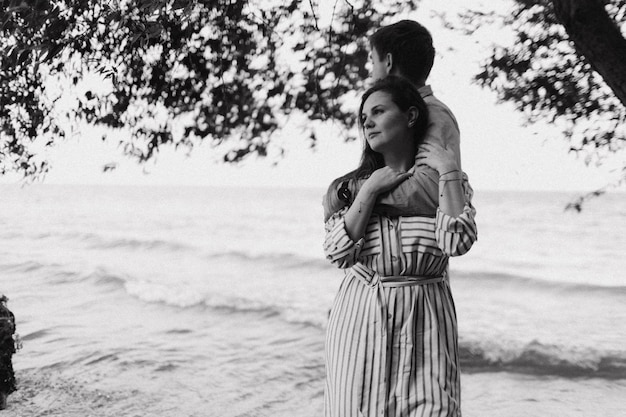 Feliz pareja amorosa en la orilla del mar