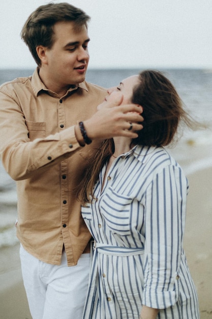 Feliz pareja amorosa en la orilla del mar