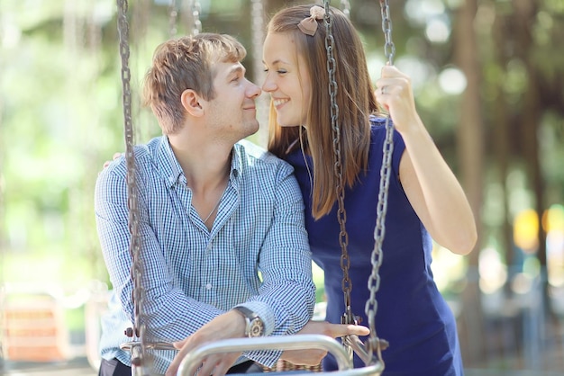 Feliz pareja amorosa en un parque de la ciudad joven