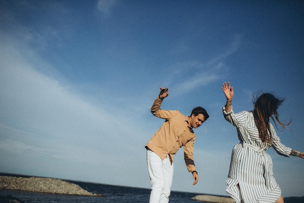 Feliz pareja amorosa en una playa del lago